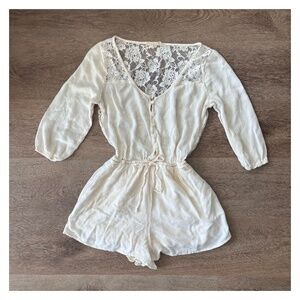 Hollister & co cream playsuit size small 🤍